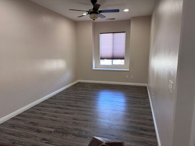 Building Photo - Beautiful 3 Bedroom, 2 1/2 Bath Condo, In Riverside