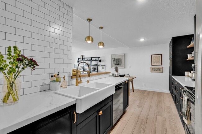 Building Photo - Luxe 1 BR Adam's Point Condo Available Now