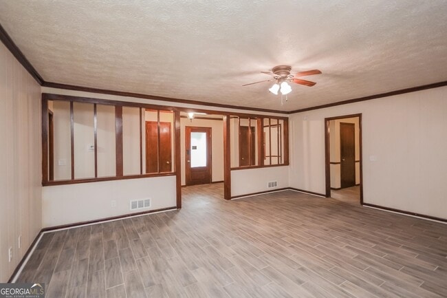 Building Photo - 2245 Pinewood Dr