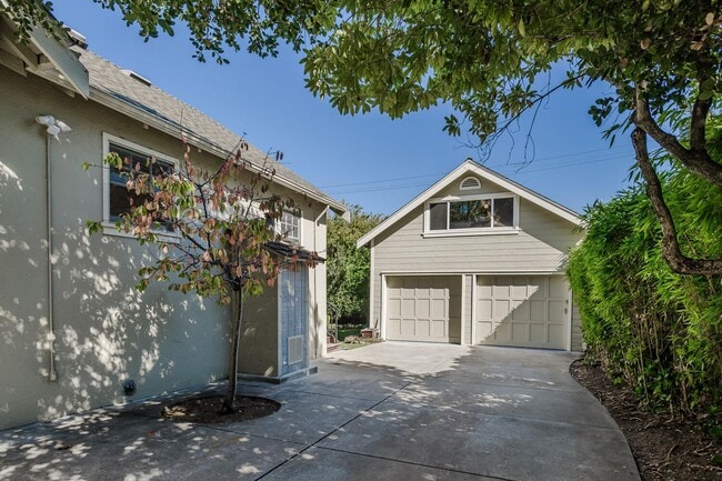 Building Photo - Charming Burlingame Home, 2 Bedroom / 1 Ba...