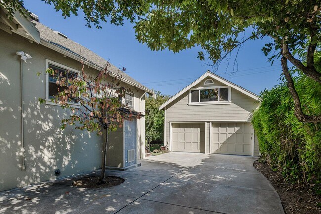 Building Photo - Charming Burlingame Home, 2 Bedroom / 1.5 ...