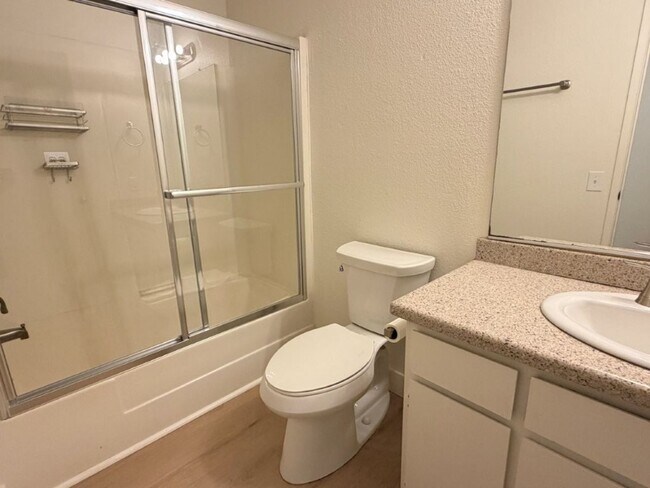 Building Photo - Beautifully Remodeled 3 Bed / 2 Bath Duplex – Walk to Downtown!