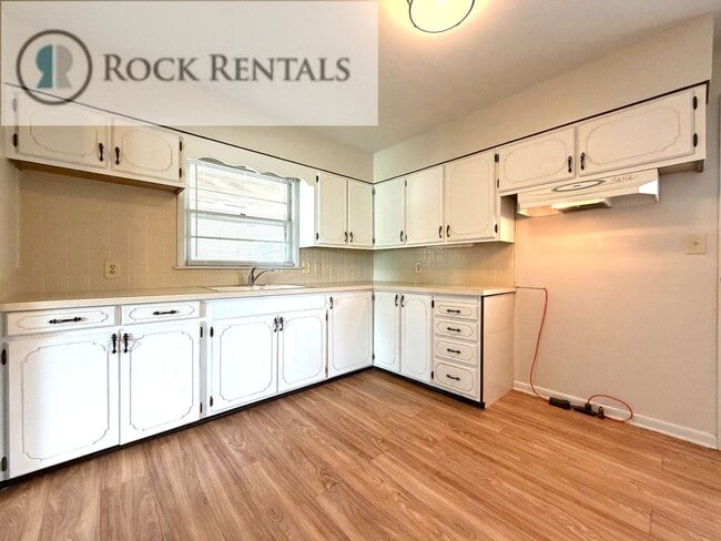 Building Photo - Fresh 2 Bed with Bonus Room on 17th