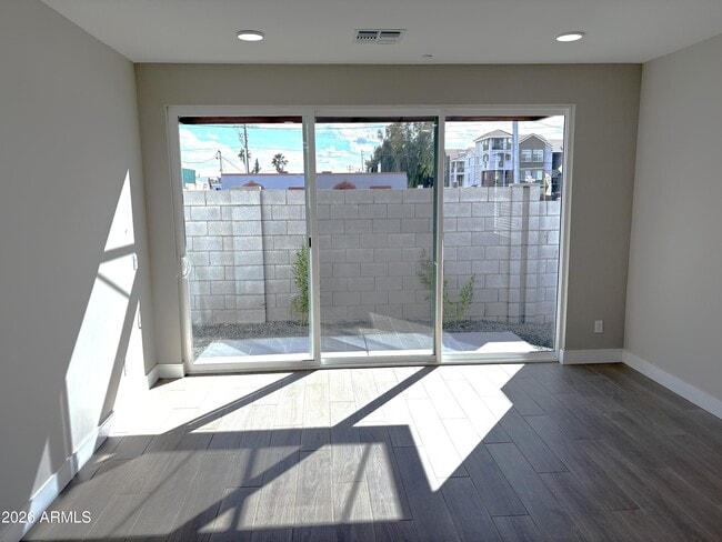 Building Photo - 1011 E Pasadena Ave