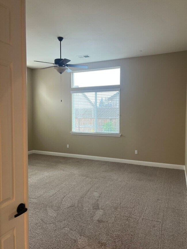 Building Photo - Beautiful Family Home