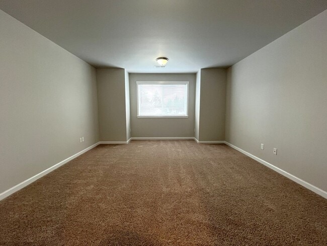 Building Photo - Well-Appointed 4BR/2.5BA Home with Spacious Living Areas & Modern Kitchen