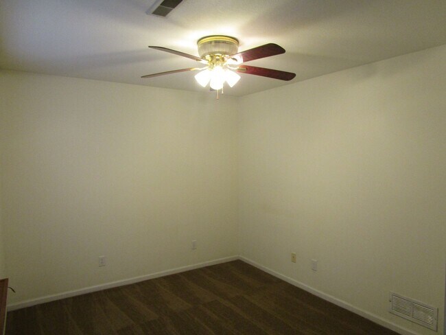 Building Photo - 1704-1706-1706 Louise Cir