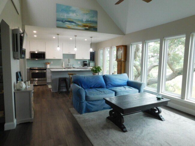 Building Photo - Beautifully Furnished Townhome With Sunset Views