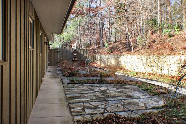 Building Photo - 21 Woodbury Rd