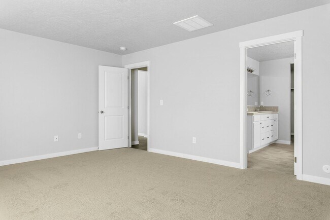 Building Photo - Beautiful 4bd/2ba Single Level Home w/RARE 4-CAR GARAGE