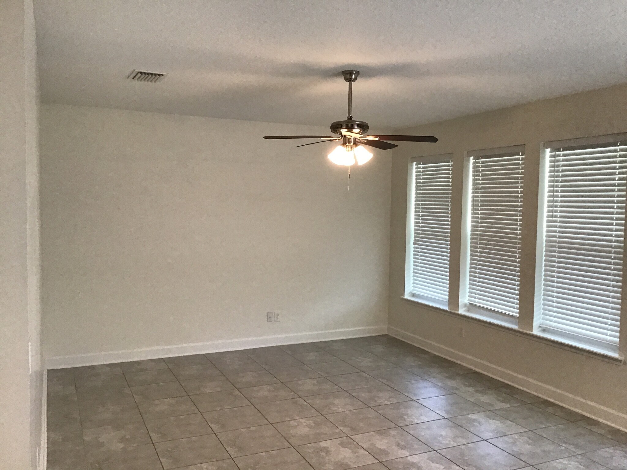 Building Photo - 31 Hiller Ln