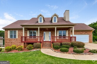 Building Photo - 136 Lawrence Dr