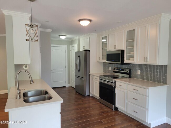 Building Photo - 115 Blue Bird Ln