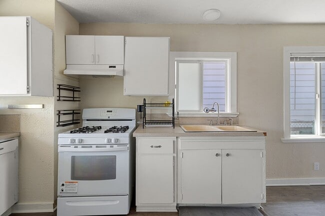 Building Photo - Updated Bremerton Home with Modern Touches