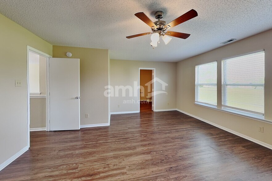 Building Photo - 14470 Forsythia Ln