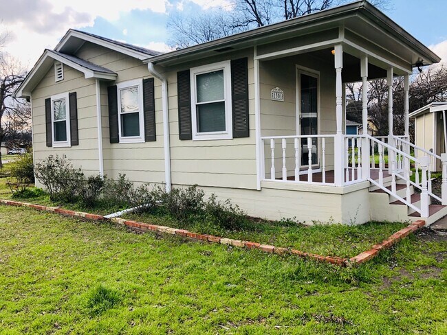 Building Photo - 1301 Greenbrier Dr