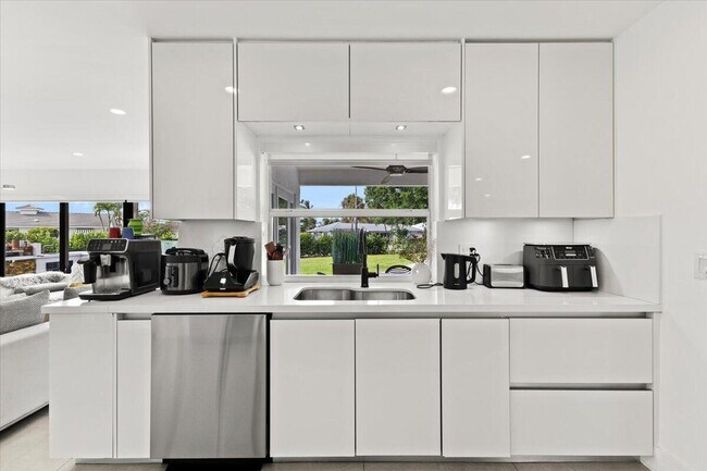 Building Photo - 1049 W Palmetto Park Rd