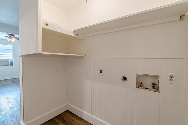 Building Photo - 2407 S New Braunfels Ave