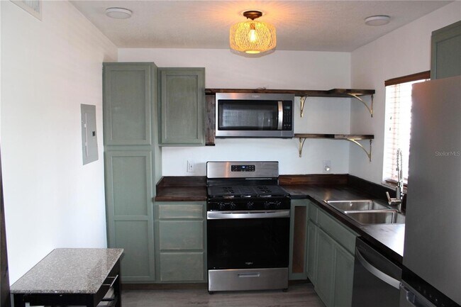 Building Photo - 1100 Martinique Dr