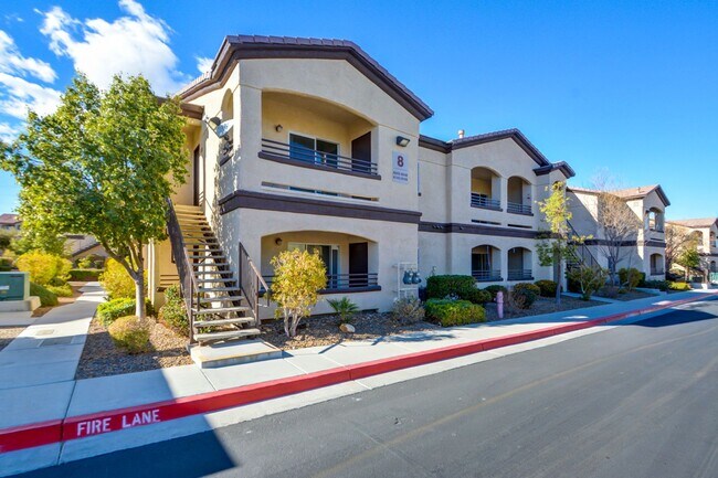 Building Photo - CLEAN, move in ready~GATED and super COMMUNITY!