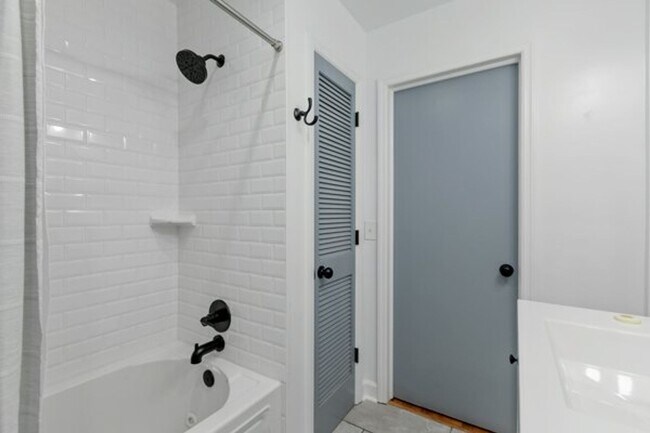 Building Photo - 3 bedroom 2 bath house 1-car garage walk to TMH!! Available in MAY!