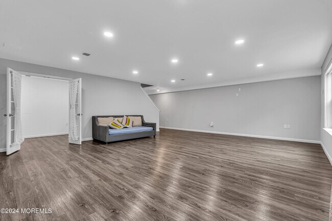 Building Photo - 44 Begonia Ln