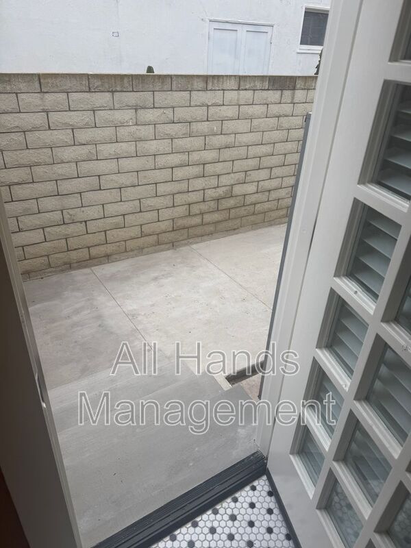 Building Photo - 4116 E 5th St