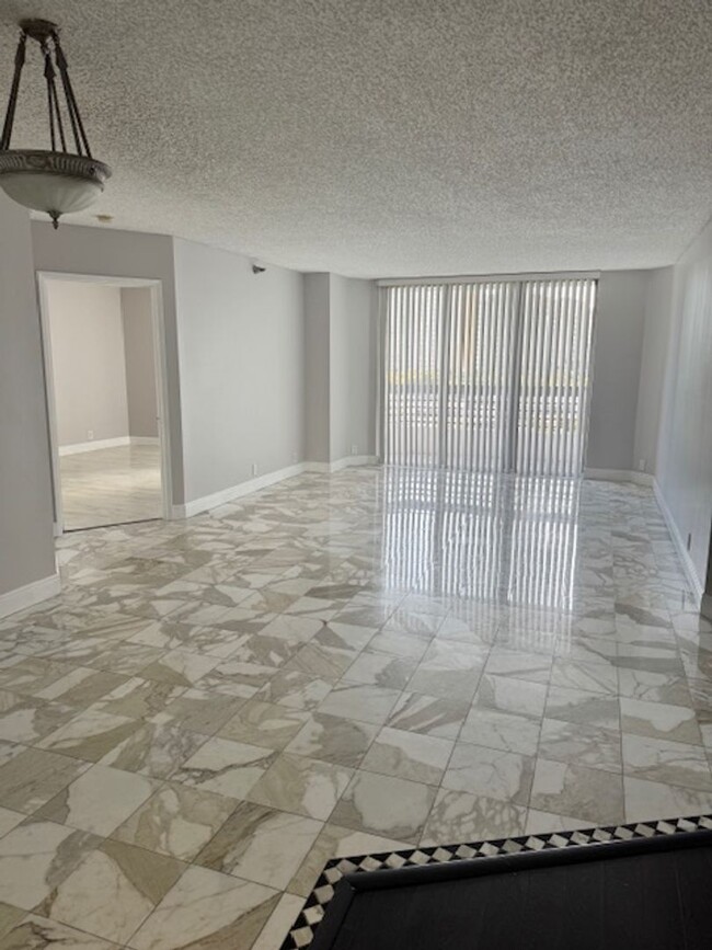 Building Photo - 2 BED/ 2BATH MYSTIC POINT 600 AVENTURA
