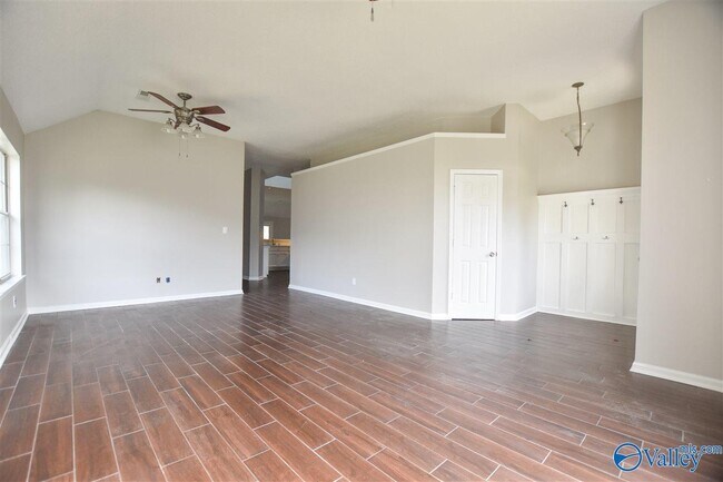 Building Photo - 2542 Bonnie Oaks Dr SW