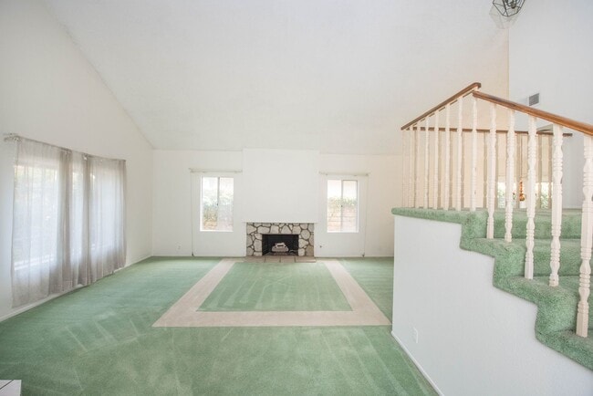 Building Photo - Rose Hills