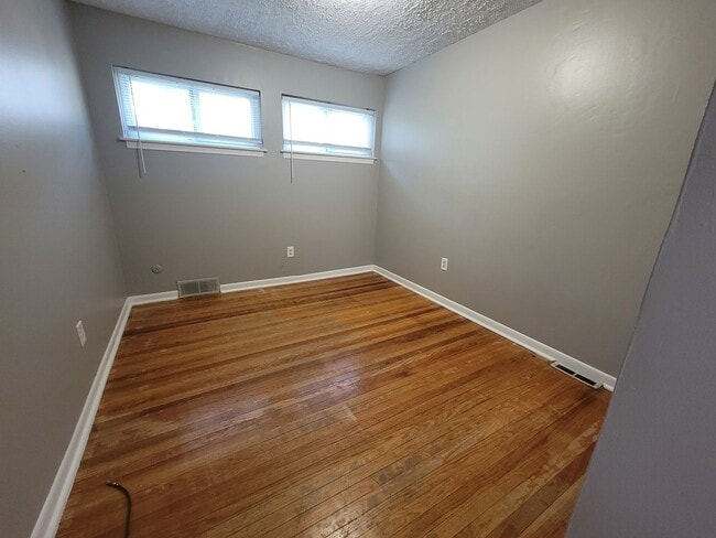 Building Photo - Spacious 3-bedroom, 2-full Bath Ranch