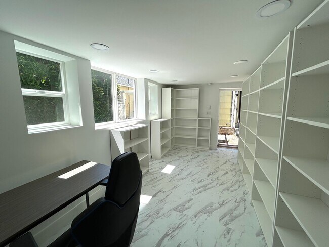Building Photo - Charming 3BD, 1BA Beach House Near Alki