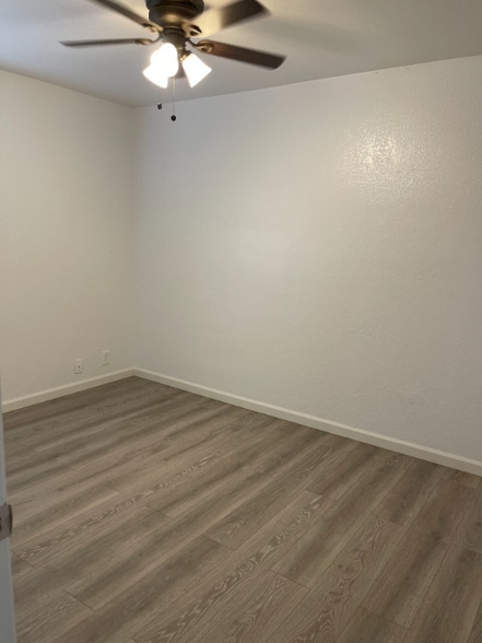 Primary Photo - 220 W 9th St