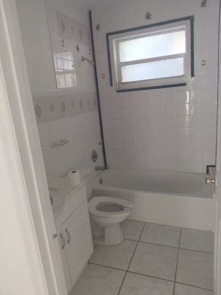 Building Photo - 3038 S Palm Dr