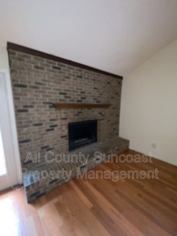 Building Photo - 105 Whisper Ct