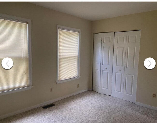 Building Photo - Super Cute END UNIT townhome located close...