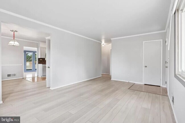 Building Photo - Picture-Perfect 2 Bedroom Home!