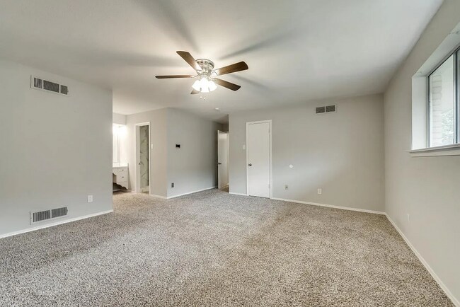 Building Photo - 5806 Everglade Rd