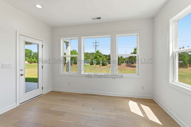 Building Photo - 4016 Dahlia Dr