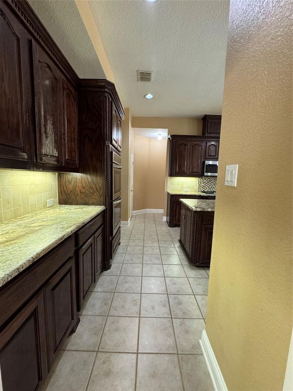 Building Photo - 9101 Forest Hills Dr