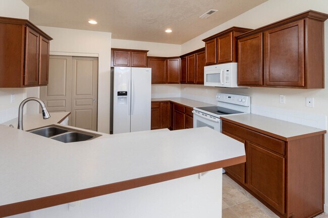 Building Photo - 3667 SW Pumice Stone Ave