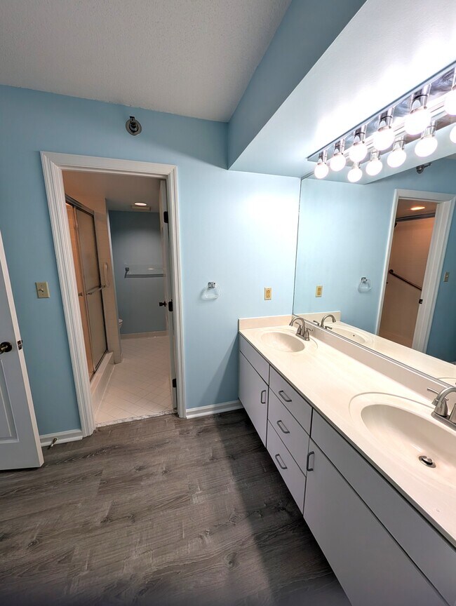 Building Photo - 7505 River Rd