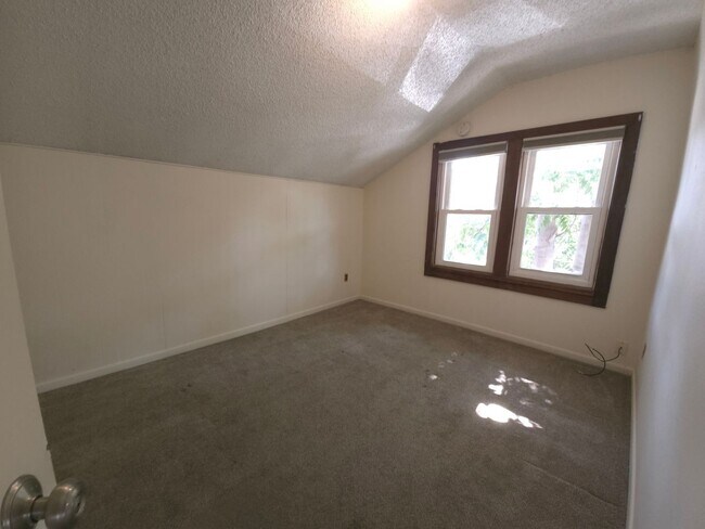 Building Photo - 943 Broadway