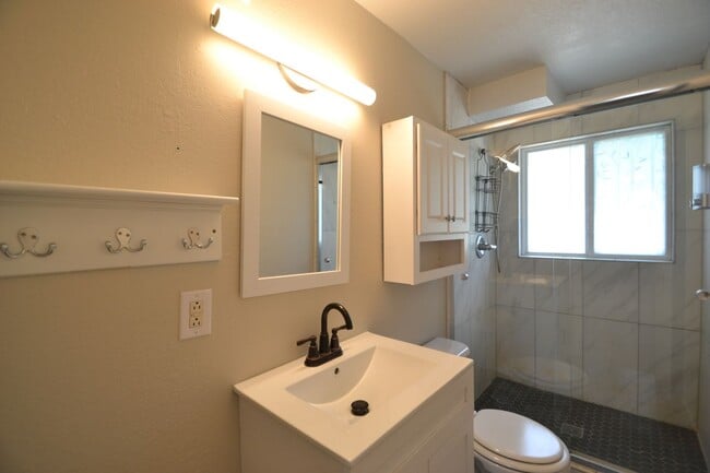 Building Photo - Newly Remodeled 4 Bedroom with AC!