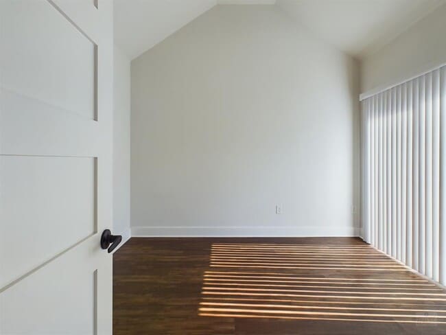 Building Photo - 1402 W 51st St