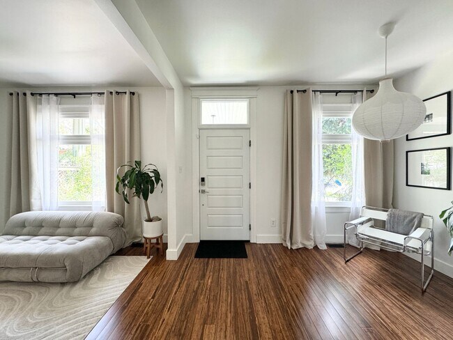 Building Photo - Gorgeous Avenues Remodel!