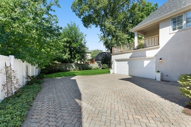Building Photo - 544 Phillippa St