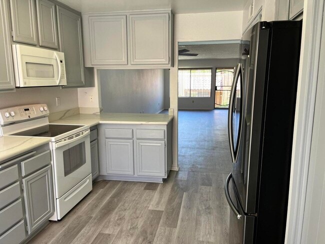 Building Photo - 47974 Oasis Ct