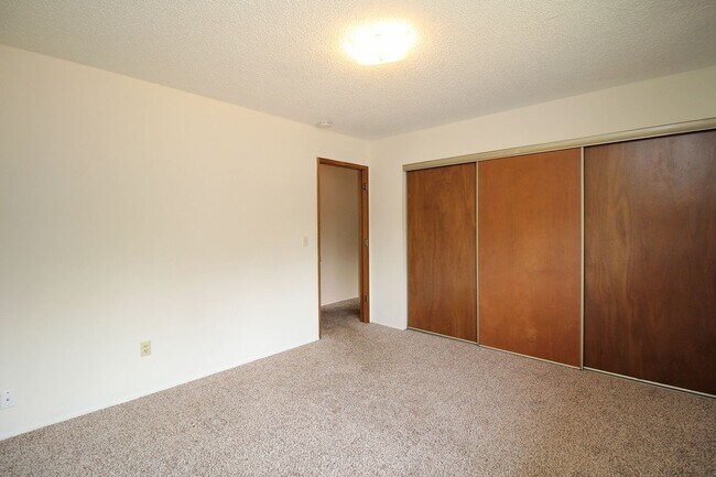 Building Photo - 2642-2642 SE 125th Ave