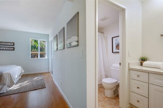 Building Photo - Resort Style Oakland Condo with Private Terrace